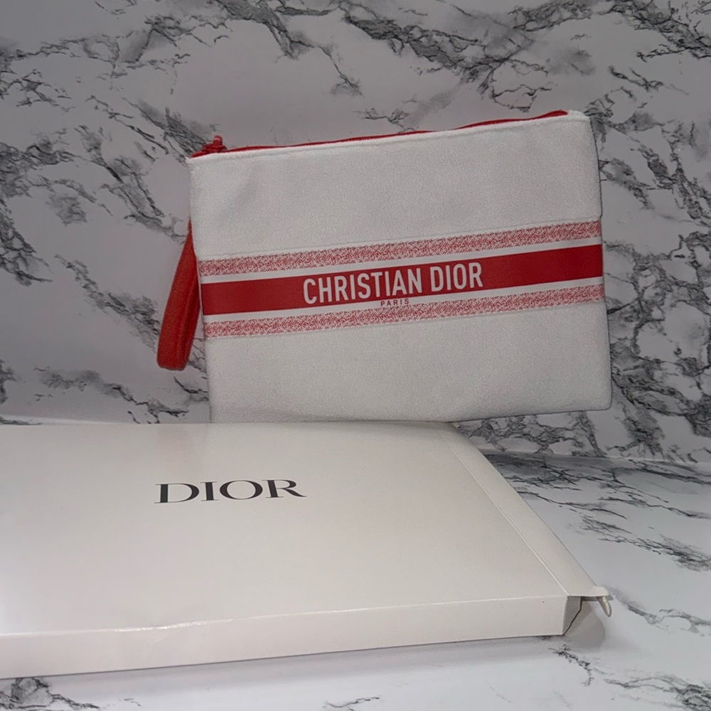 NWT Dior cloth pouch
Coral color
Never used
Still in box
100% Authentic - Picture 1 of 7